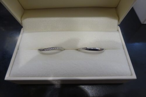 シンプルなデザインで長く愛着をもって着けれそうな結婚指輪はエトル